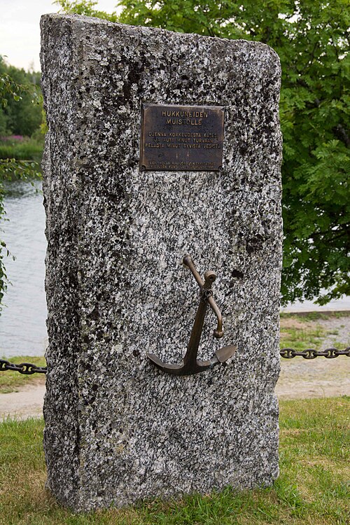 Patsas on vuonna 2018 Kalajoella hukkuneiden muistoksi paljastettu