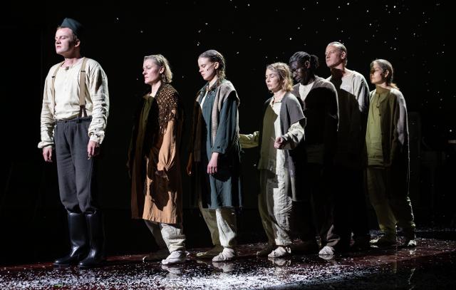 Erityisesti näytelmässä loistavat Miikka Toiviainen ja Pirjo Lonka ylitse muiden kuin Pohjantähdet, surullista mutta silti elävää valoa...